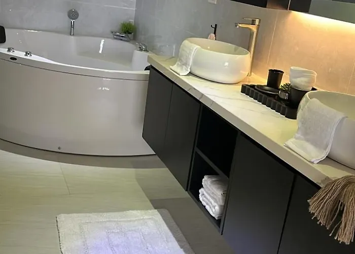 Luxury 3-bed Haven With Jacuzzi And Gorgeous Views Apartamento *